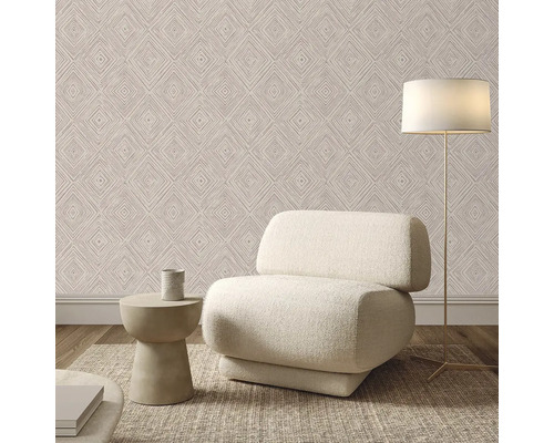 Pokoj s dekorací, křeslem, stolem, stojací lampou a vzorovanou tapetou