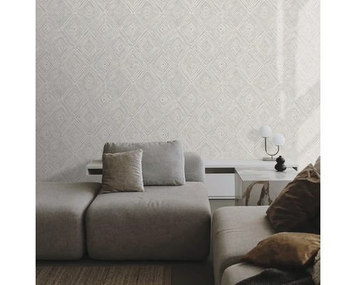 Obývací pokoj s pohovkou a tapetou s kosočtvercovým vzorem