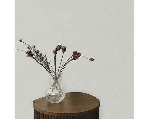 Váza z čirého skla se sušenými květinami na odkládacím stolku