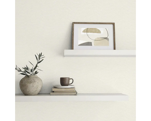 Dekorativní scéna s policemi, zarámovaným obrázkem, vázou, šálkem a knihami pro interiérový design.