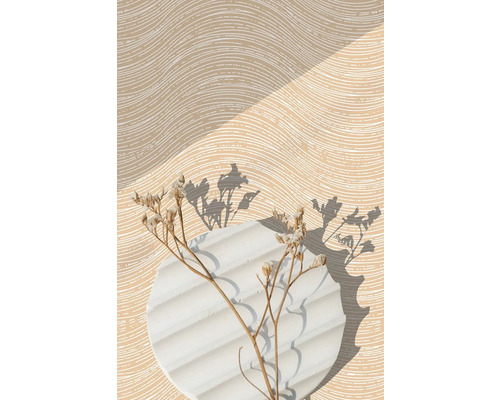 Dekorativní sušená květina na kulatém betonovém podnosu