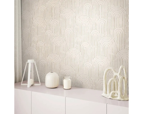 Obývací pokoj s geometrickou tapetou se vzorem půlkruhových oblouků a dekorativními prvky.