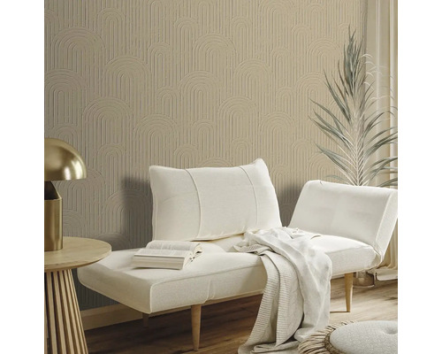 Obývací pokoj s vzorovanou tapetou, pohovkou a odkládacím stolkem