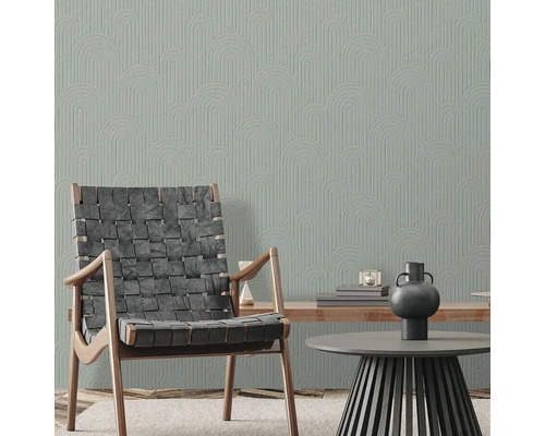 Obývací pokoj s tapetou se vzorem a moderním křeslem.