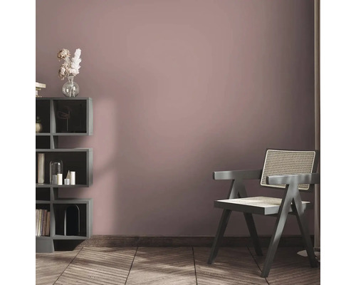 Obývací pokoj s policí, židlí a dekorací