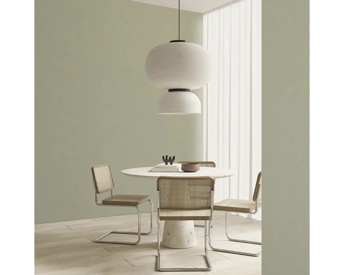 Jídelna se závěsným svítidlem a čtyřmi židlemi kolem kulatého stolu.