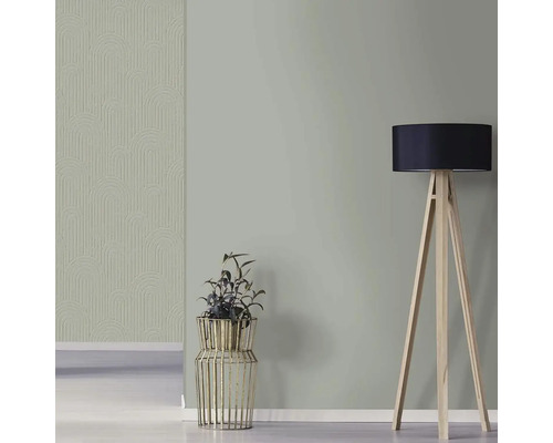 Obývací pokoj s vzorovanou tapetou, hrnkovou rostlinou a stojací lampou