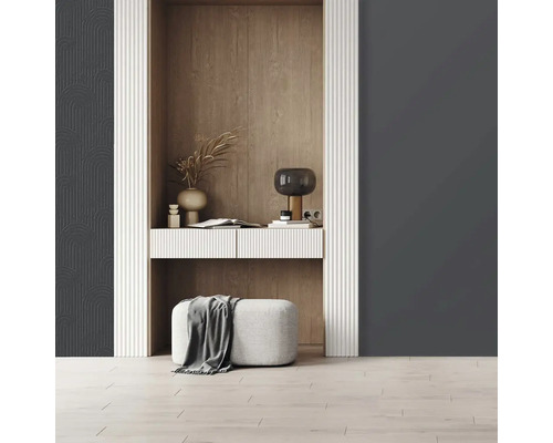 Dekorativní interiér s komodou, stoličkou a nástěnnou dekorací