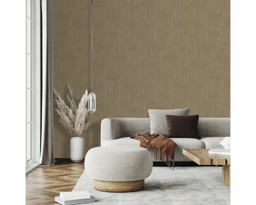 Obývací pokoj s vzorovanou tapetou, pohovkou a dekorací pro útulnou atmosféru.