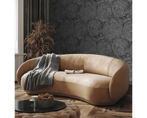 Obývací pokoj s béžovou pohovkou, dekou a konferenčním stolkem