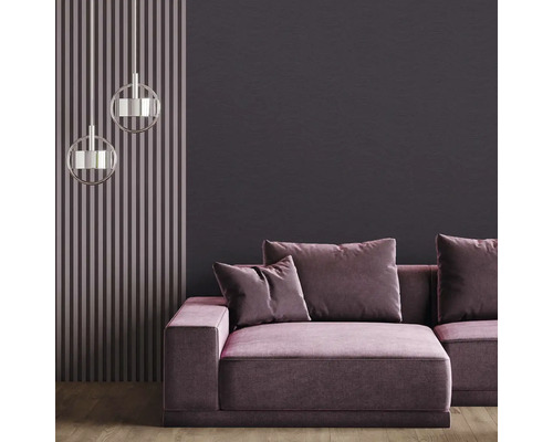 Obývací pokoj s látkovou pohovkou, dekorativními polštáři a závěsnými svítidly