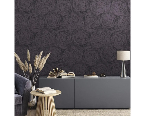 Dekorativní obývací pokoj s tapetou se vzorem, příborníkem, stolní lampou a dekorací