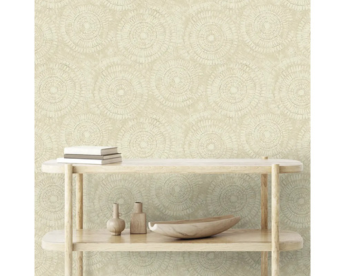 Scéna se vzorovanou tapetou s kruhovým vzorem za policí s dekorativními předměty