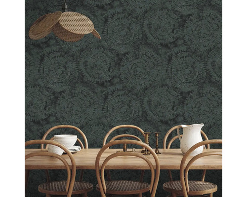 Jídelna s jídelním stolem a vzorovanou tapetou