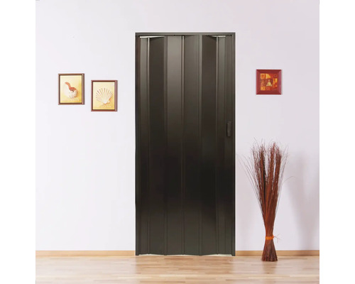 Hnědé skládací dveře v interiéru