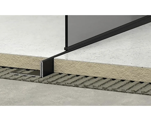 Detailní záběr sprchového žlabu s dlaždicemi a potěrem