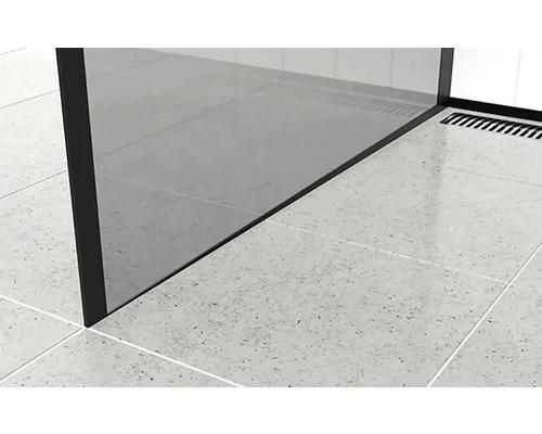 Detail sprchy s podlahovým odtokem a dlaždicemi