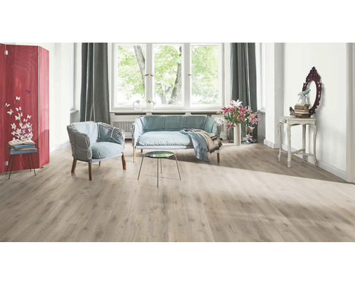 Obývací pokoj s laminátovou podlahou, pohovkou a křeslem