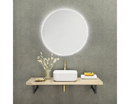 Moderní koupelna s kulatým zrcadlem, umyvadlem na desku a dřevěnou policí