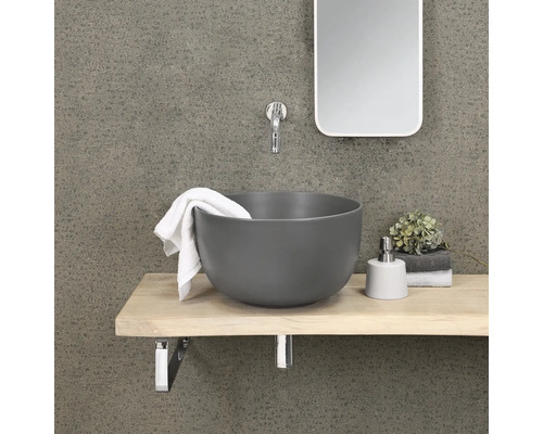 Pohled do koupelny s umyvadlem na desku, zrcadlem a ručníkem