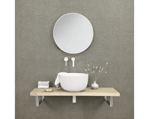 Moderní koupelna s kulatým zrcadlem, umyvadlem a vodovodními bateriemi