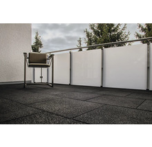 Balkon s gumovými dlaždicemi, zástěnou a židlí