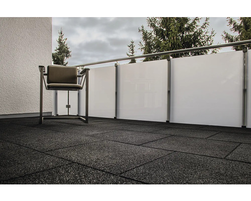 Balkon s gumovými dlaždicemi, zástěnou a židlí