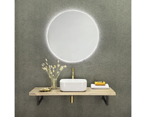 Moderní koupelna s kulatým zrcadlem, umyvadlem na desku a dřevěnou policí