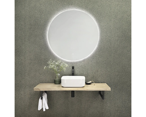 Koupelna s kulatým zrcadlem, umyvadlem na desku a dřevěnou policí