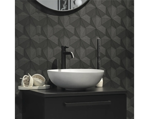 Moderní koupelna s geometrickými obkladačkami, umyvadlem na desku a skříňkou pod umyvadlo