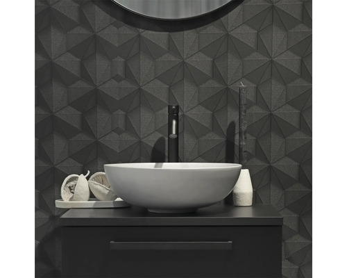 Moderní koupelna s umyvadlem, baterií a geometrickým obkladem stěn