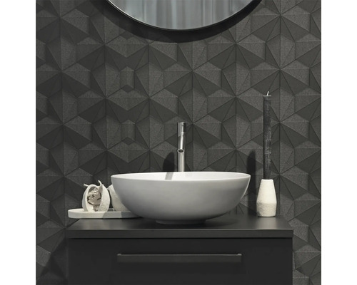 Moderní koupelna s geometrickými obkladačkami, umyvadlem a kulatým zrcadlem