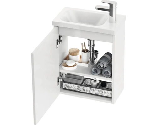 Umyvadlová skříňka s otevřenými dvířky a koupelnovými doplňky