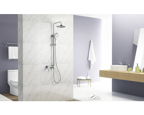 Koupelna se sprchovým setem, toaletou a umyvadlem