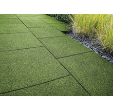 Pokládka dlaždic z umělé trávy venku