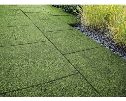Pokládka dlaždic z umělé trávy venku