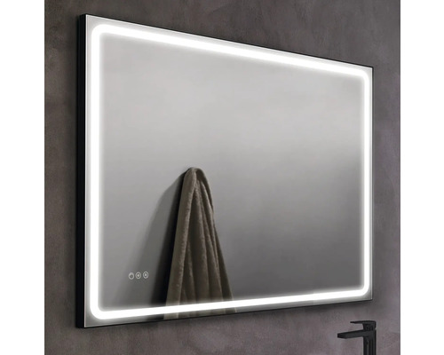 Obdélníkové zrcadlo s LED osvětlením a zavěšeným ručníkem