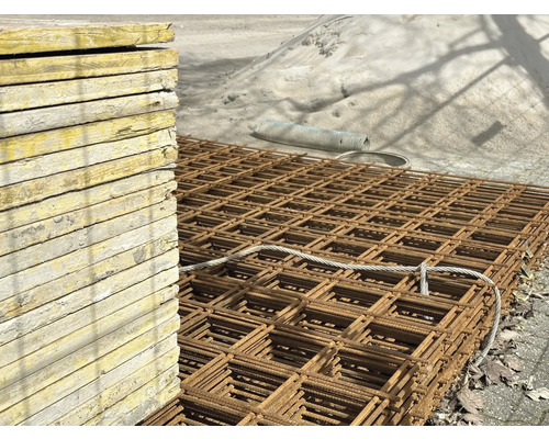 Stoh bednicích desek a kari sítí pro betonové konstrukce.