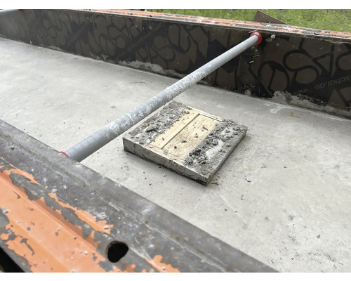 Betonová deska v bednění s rozpěrou