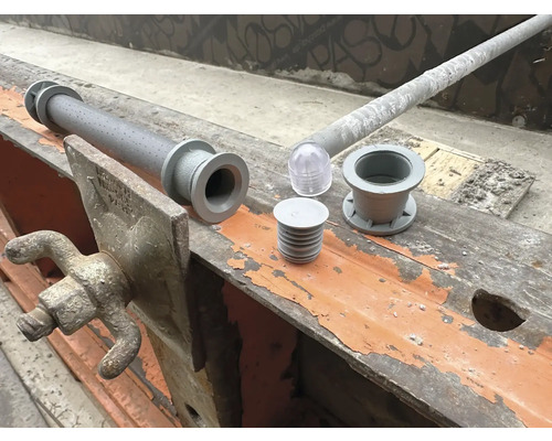 Příslušenství k betonu skládající se z trubky, světelné kopule a zátky