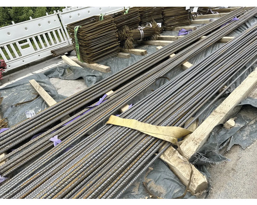 Sítě a tyče z betonářské oceli pro vyztužení betonu na staveništi.