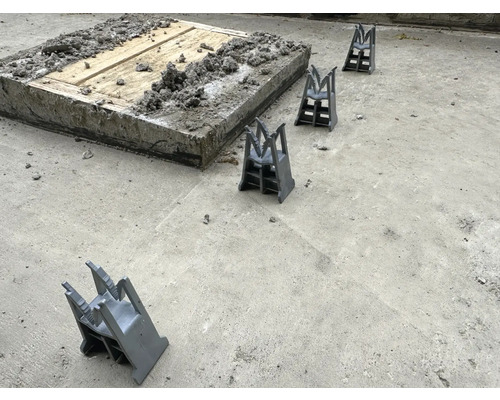 Betonový základ s distančními vložkami na betonové podlaze