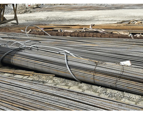 Sväzek betonářské oceli uložený na staveništi