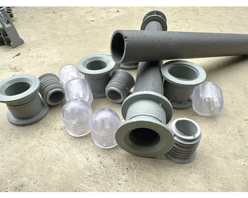 Různé trubkové spojky a příslušenství pro sanitární instalace.