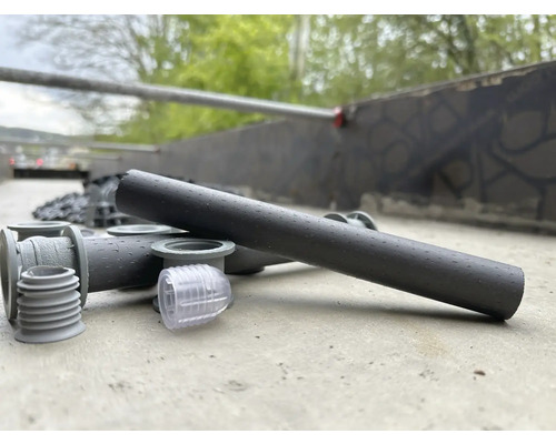 Pohled shora na drenážní potrubní systém