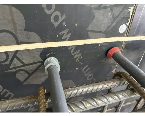 Detail pohledu stavebního zařízení s distančními vložkami, výztuží a bedněním