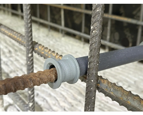 Plastová distanční vložka výztuže v ocelové výztuži