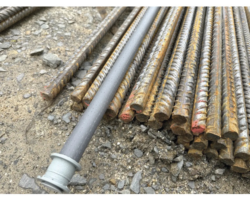 Výztužná ocel a zemní sondový kolektor