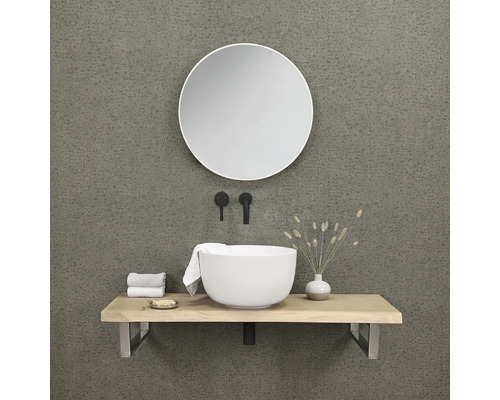 Moderní koupelna s kulatým zrcadlem, umyvadlem na desku, deskou a armaturami