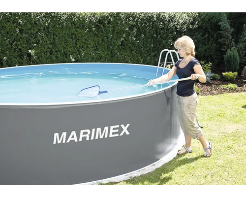 Žena čistí kulatý bazén na zahradě pomocí síťky. Logo Marimex.